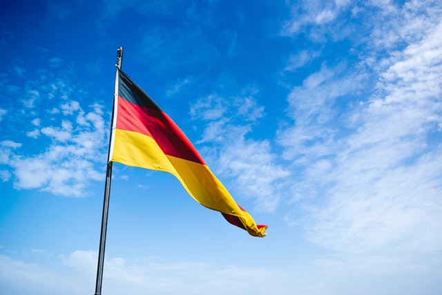 Index DAX 30 adds 10 titles