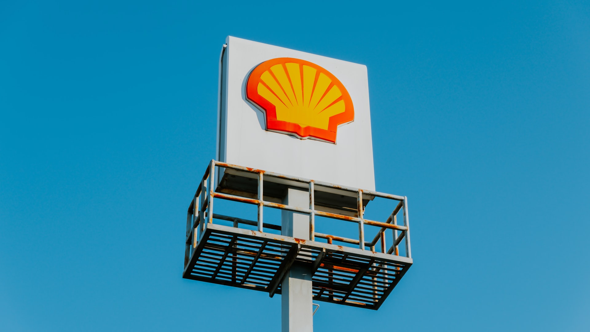 Shell gains on rising crude prices