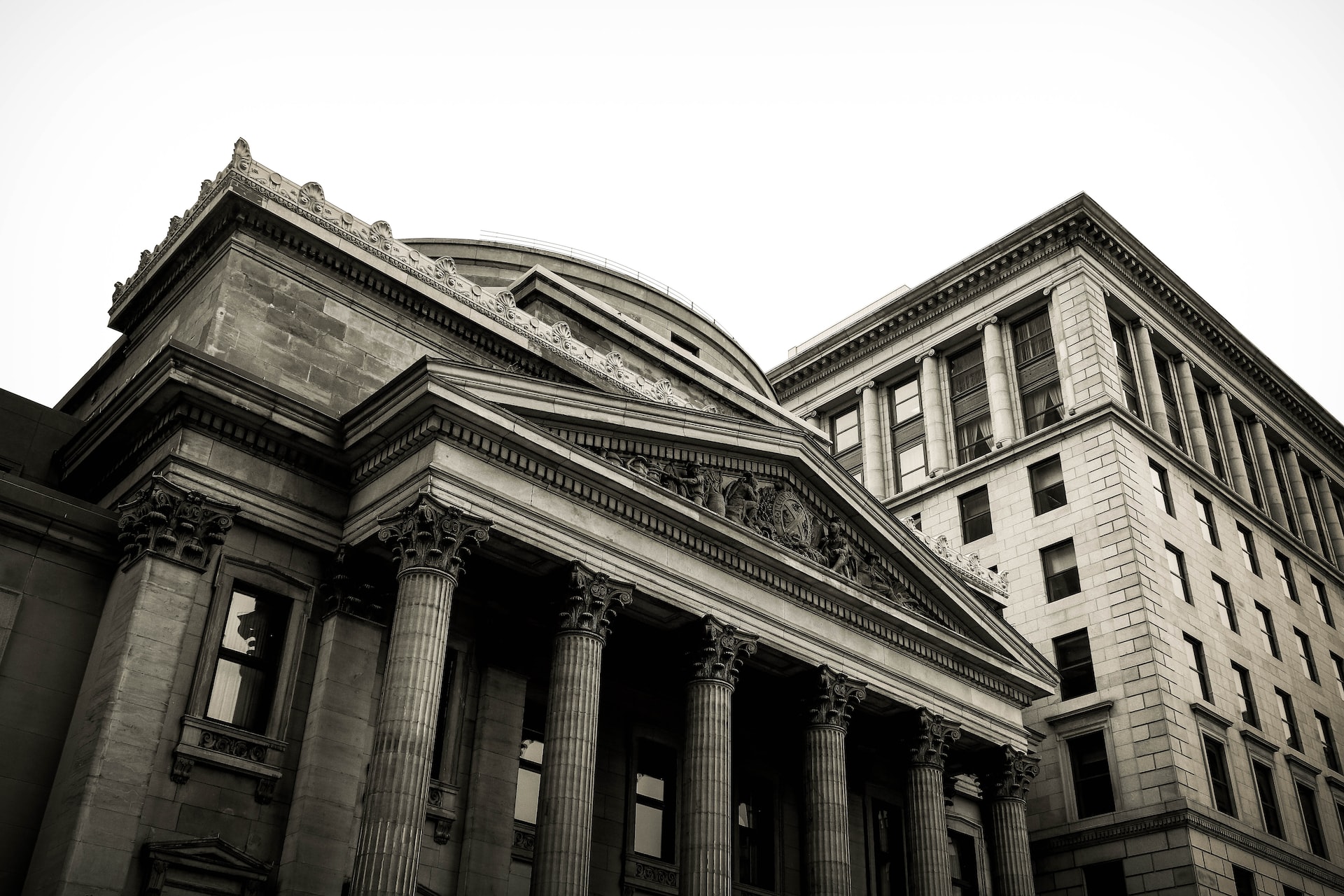 Sale-off in leading shares from the banking sector. An investment opportunity or a reason to sell?